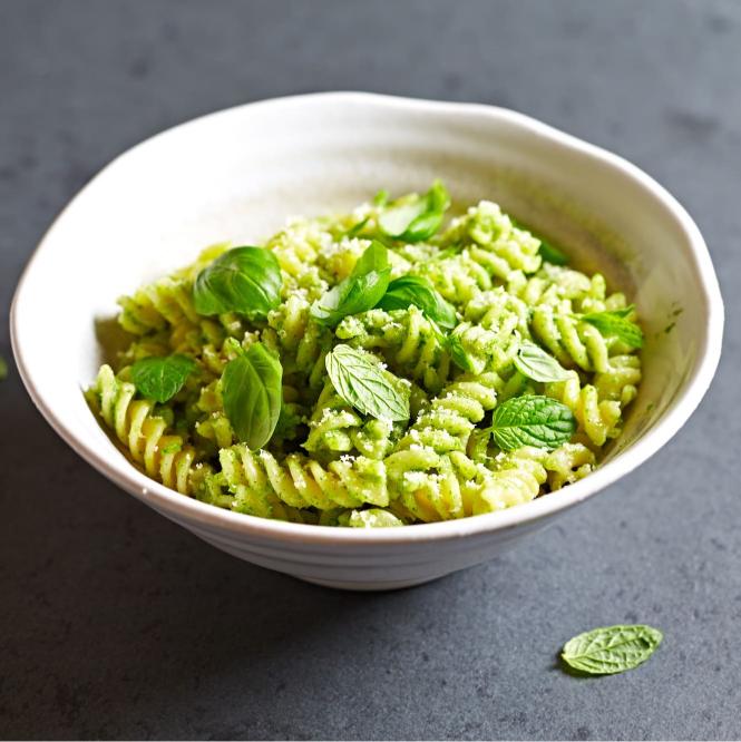 Fusilli au pesto de pistaches, salade verte