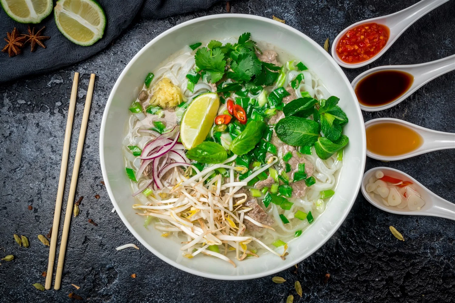 Recette simple de soupe chinoise de nouilles de riz, aux légumes et à la  coriandre