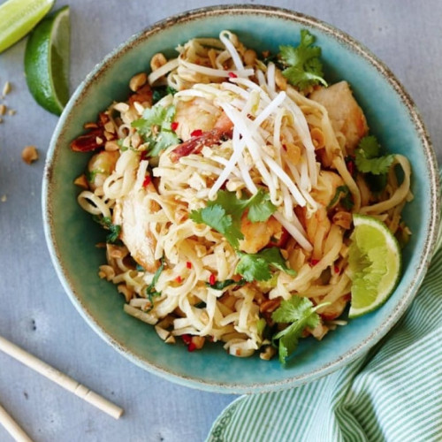 Recette facile de Pad Thaï à la coriandre et au basilic (nouilles sautées aux lé