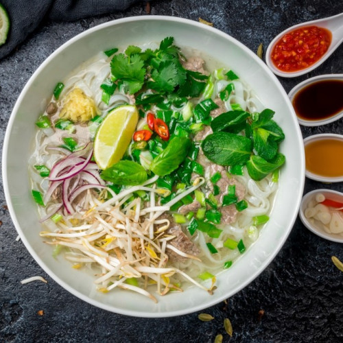 Recette simple de soupe chinoise de nouilles de riz, aux légumes et à la coriand