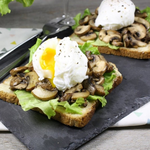 Recette simple de tartines aux champignons au persil, œufs pochés et salade