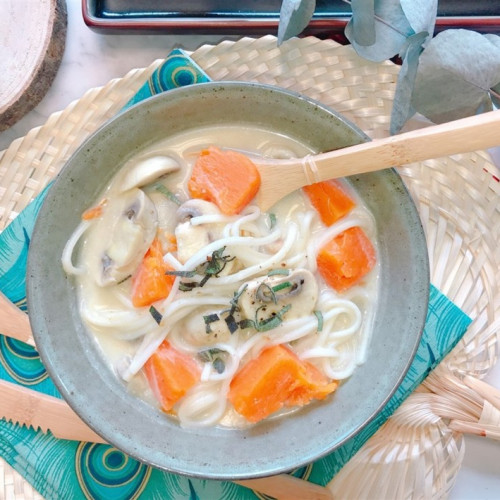 Recette simple de tom kha aux nouilles Somen et aux légumes, basilic thaï